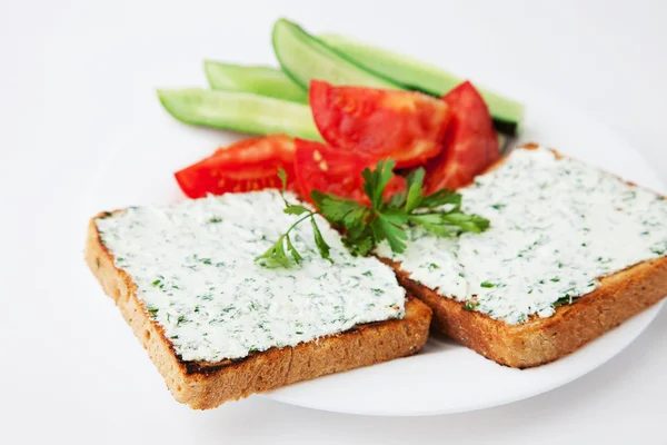 Cream cheese sandwich with vegetables — Stock Photo, Image