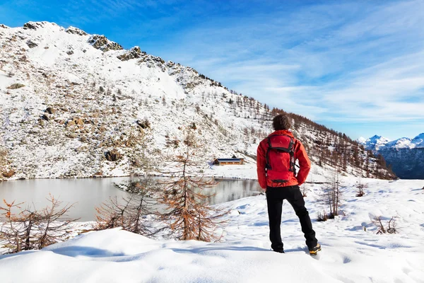 Caminhante lago montanha inverno — Fotografia de Stock