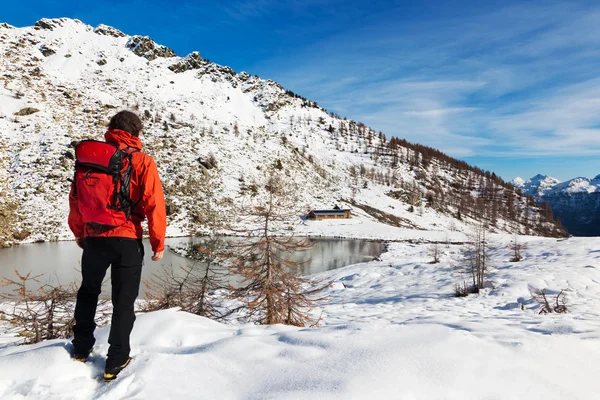 Caminhante lago montanha inverno — Fotografia de Stock