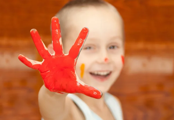 ペンキの彼の手を持つ少年の笑顔 — ストック写真