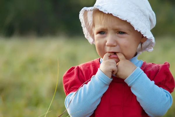 Triste bebê menina chorando ao ar livre — Fotografia de Stock