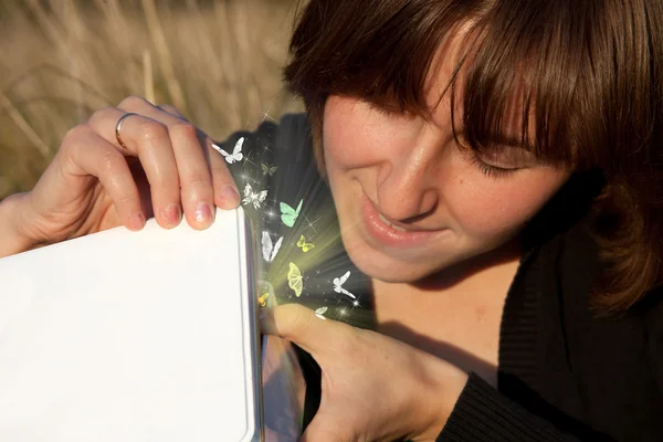 Sorridente giovane donna ha aperto scatola magica con farfalle — Foto Stock