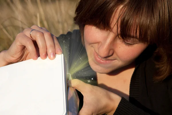 Sorridente giovane donna ha aperto scatola magica con farfalle — Foto Stock