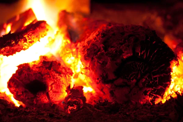 Brännande kol i ugnen — Stockfoto