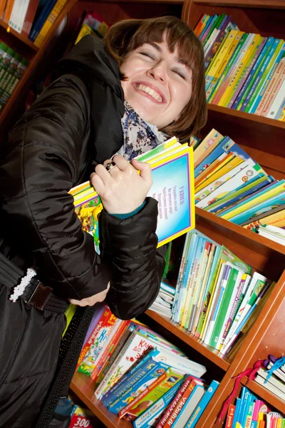 O tânără fericită a citit o carte — Fotografie, imagine de stoc