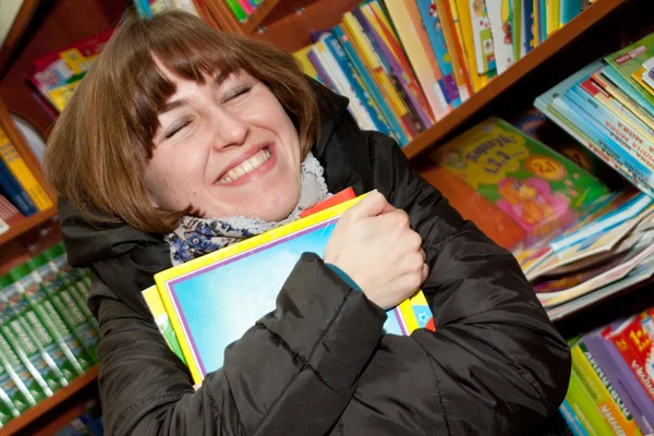 Szczęśliwa młoda kobieta czytać książki — Zdjęcie stockowe
