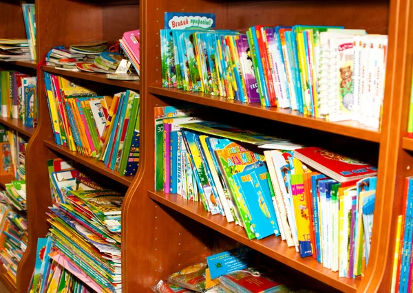 Gyermek irodalom részben könyvesboltban — Stock Fotó