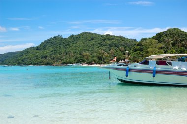 motorlu tekneler su turkuaz Hint Okyanusu, phi phi Island üzerinde,