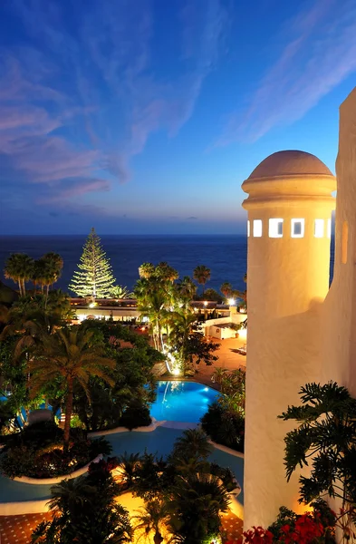 Pôr do sol e praia no hotel de luxo, ilha de Tenerife, Espanha — Fotografia de Stock