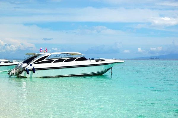 Motorbåt på turkosblå vattnet i Indiska oceanen, phi phi-öarna, t — Stockfoto