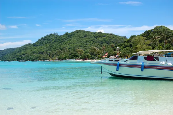 Motor boten op turquoise water van de Indische Oceaan, phi phi eiland, — Stockfoto