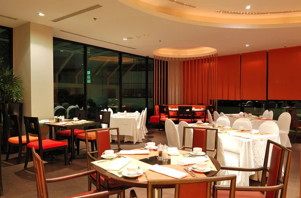 现代餐厅内部在夜间照明、 芭堤雅、 泰尔 — 图库照片