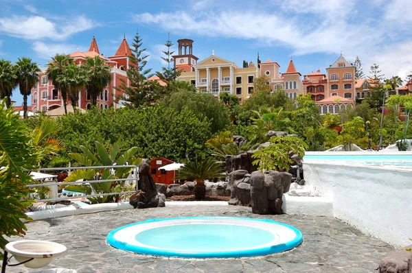Jacuzzi in de buitenlucht op het luxe hotel, tenerife, eiland, Spanje — Stockfoto