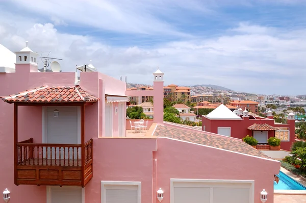 Вид на розовую виллу, остров Тенерифе, Испания — стоковое фото