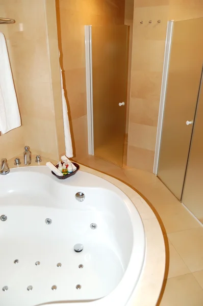 Interiér lázně s vířivkou v luxusním hotelu, ostrov tenerife, — Stock fotografie