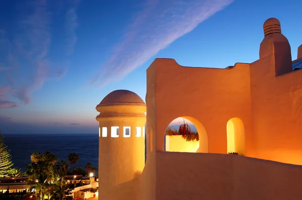 Ηλιοβασίλεμα και το κτίριο του πολυτελές ξενοδοχείο, το νησί της Τενερίφης, Ισπανία — Φωτογραφία Αρχείου