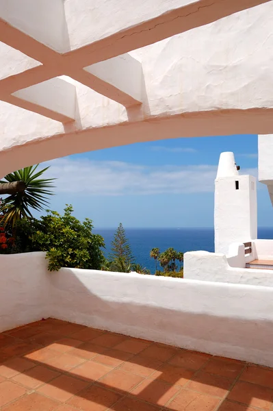 La vista sul mare da una terrazza di hotel di lusso, isola di Tenerife, Sp — Foto Stock