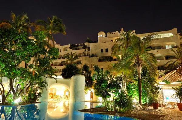 Illumination nocturne d'un hôtel de luxe, île de Tenerife, Espagne — Photo