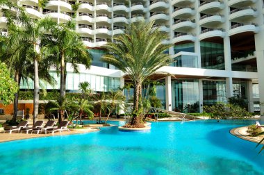 Yüzme Havuzu ve lüks hotel, pattaya, thail, palmiye ağaçları