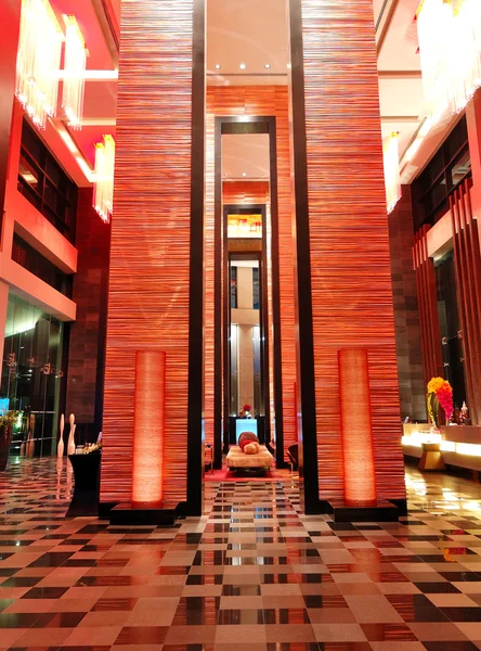 Interior moderno do lobby em iluminação noturna, Pattaya, Tailândia — Fotografia de Stock