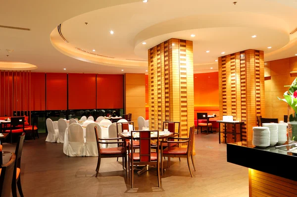 Restaurante moderno interior en iluminación nocturna, Pattaya, Thail — Foto de Stock
