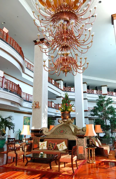 Блеск в холле роскошного отеля, Паттайя, Таиланд — стоковое фото