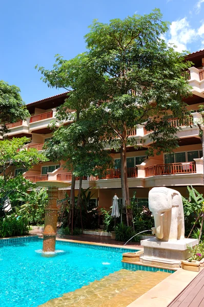 Zwembad op de populaire hotel, eiland van samui, thailand — Stockfoto