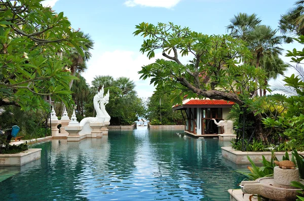 Bazén a bar v thajském stylu tradional v luxusní Hotel — Stock fotografie