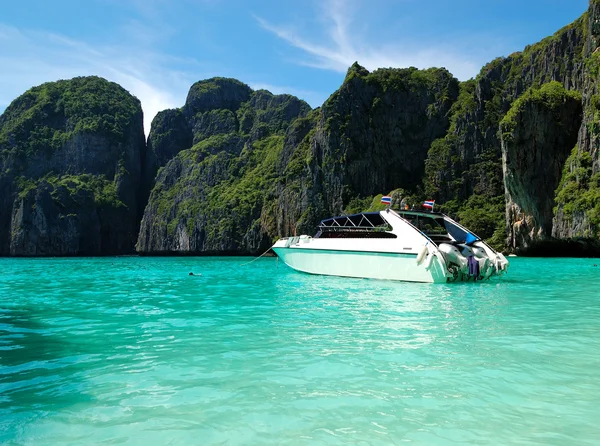 Motorboot op turquoise water van de Indische Oceaan, phi phi island, t — Stockfoto