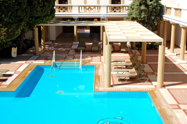 クレタ島の高級ホテルではスイミング プール付きのモダンで豪華なヴィラ, — ストック写真