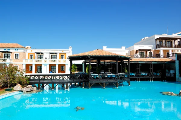 Restaurace pod širým nebem a bazénu v luxusním hotelu, Kréta, gr — Stock fotografie