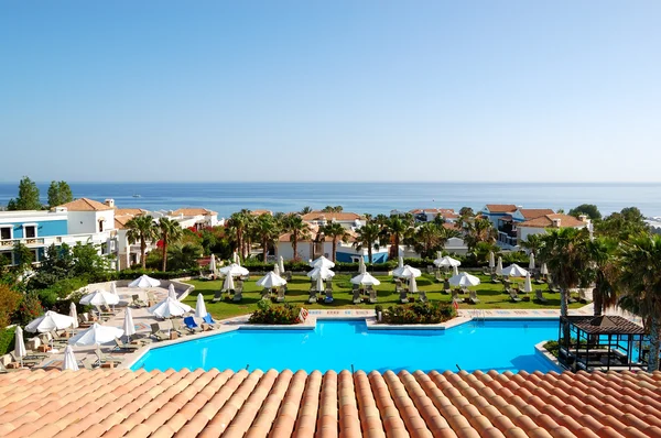 Pool och taket på modern lyx hotel, Kreta, Grekland — Stockfoto