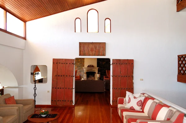 Der Loungebereich mit Couch, Tür und Kamin im Luxushotel, — Stockfoto