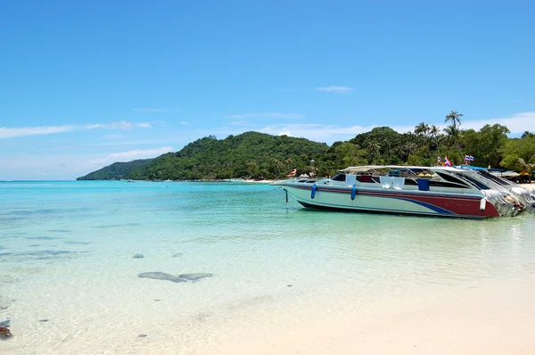 Bateaux à moteur sur l'eau turquoise de l'océan Indien, île de Phi Phi , — Photo