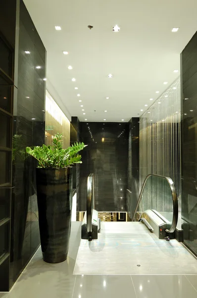 Rolltreppe im Inneren des Luxushotels in nächtlicher Beleuchtung, pattay — Stockfoto