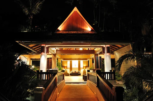 Iluminação de entrada noturna no hotel de luxo, Phuket, Tailândia — Fotografia de Stock