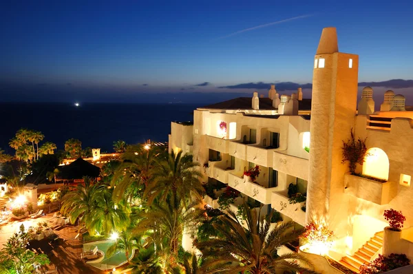 Ηλιοβασίλεμα και το κτίριο του πολυτελές ξενοδοχείο, το νησί της Τενερίφης, Ισπανία — Φωτογραφία Αρχείου