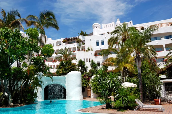 Bazén s vodopádem a budova luxusního hotelu, tener — Stock fotografie