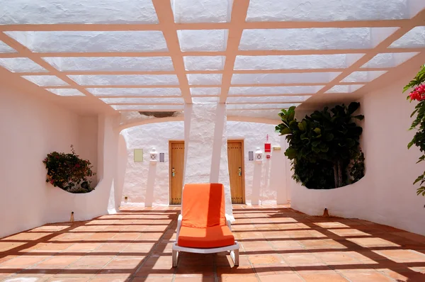 Terraza con vistas al mar y tumbonas en un hotel de lujo, Tenerife islan —  Fotos de Stock