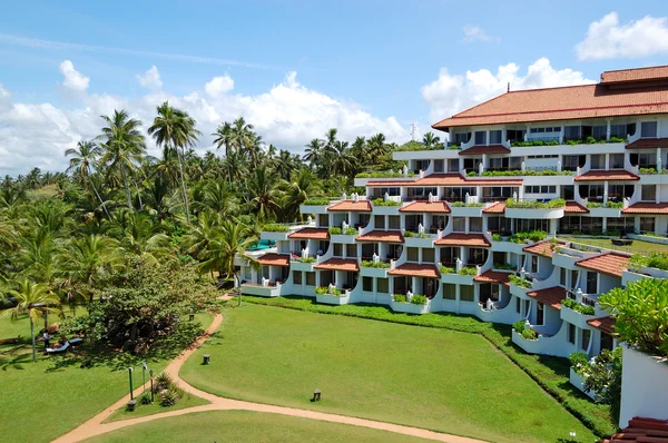Роскошный отель и зеленая лужайка, Бентота, Шри-Ланка — стоковое фото
