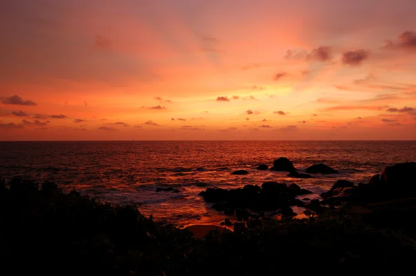 Coucher de soleil sur la plage de l'océan Indien, Sri Lanka — Photo