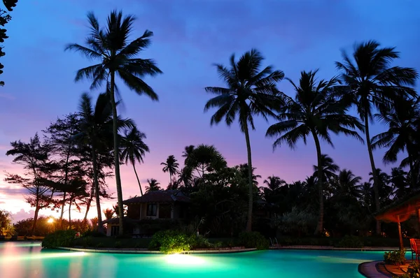 Pôr do sol e piscina iluminada, Bentota, Sri Lanka — Fotografia de Stock