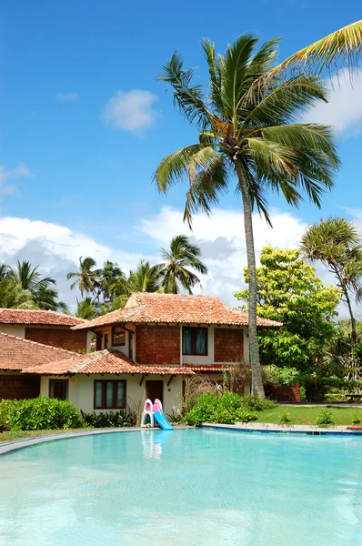 Плавательный бассейн рядом с виллой в популярном отеле Bentota, Шри Ланка — стоковое фото