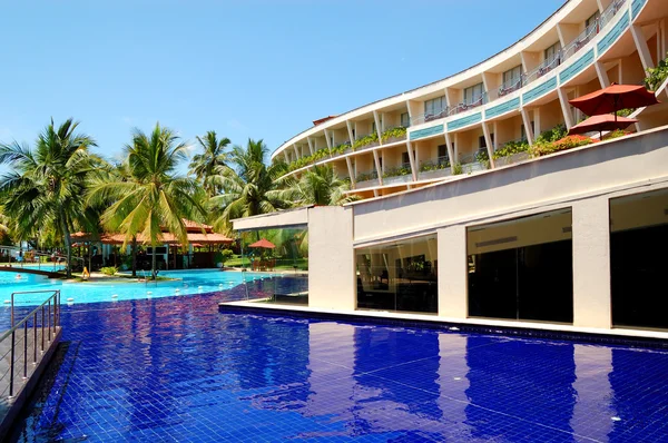 Luksusowy hotel z basenem i barem, bentota, sri lanka — Zdjęcie stockowe