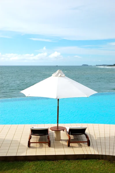 Ligbedden aan zee weergeven zwembad, bentota, sri lanka — Stockfoto