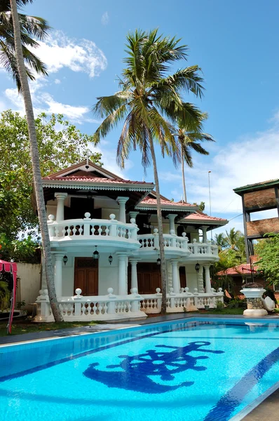 Schwimmbad in der Nähe der Villa im beliebten Hotel, bentota, sri lank — Stockfoto