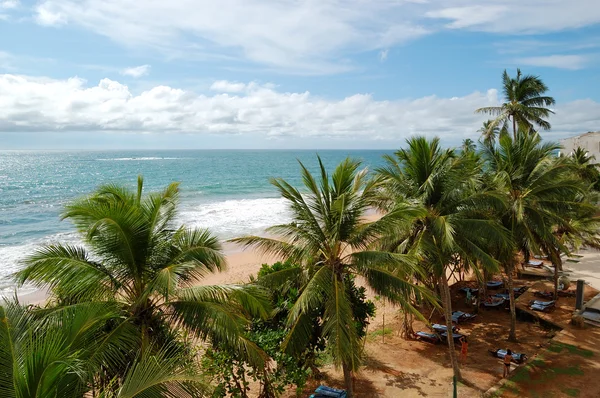 Пляж и бирюзовая вода Индийского океана, Бентота, Шри-Ланка — стоковое фото