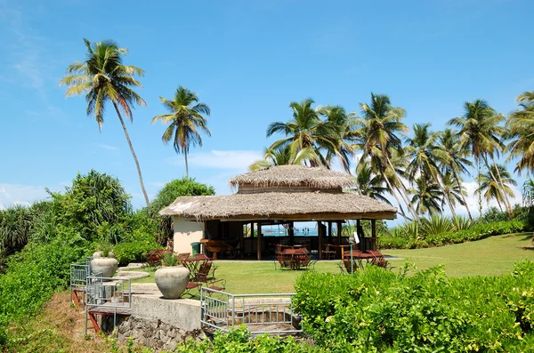 Открытый бар в роскошном отеле с видом на океан, Бентота, Шри-Ланка — стоковое фото