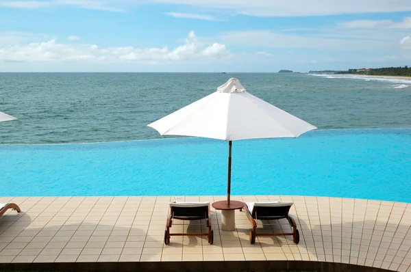 Camas de sol na piscina vista mar, Bentota, Sri Lanka — Fotografia de Stock
