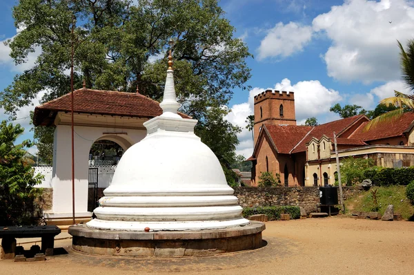 Weiße Stupa am Tempel des Lord Buddha Zahnreliquie. Kandy — Stockfoto